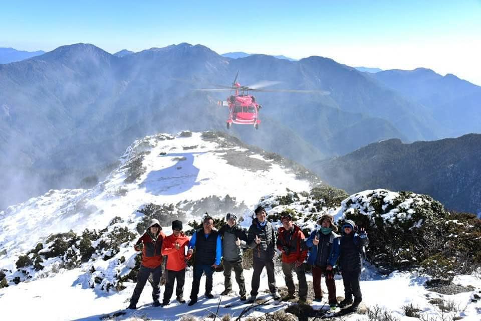 林佳龍特定送了一台暖爐上玉山，要讓玉山站的觀測員也能溫暖度過寒流。 圖：翻攝自林佳龍臉書
