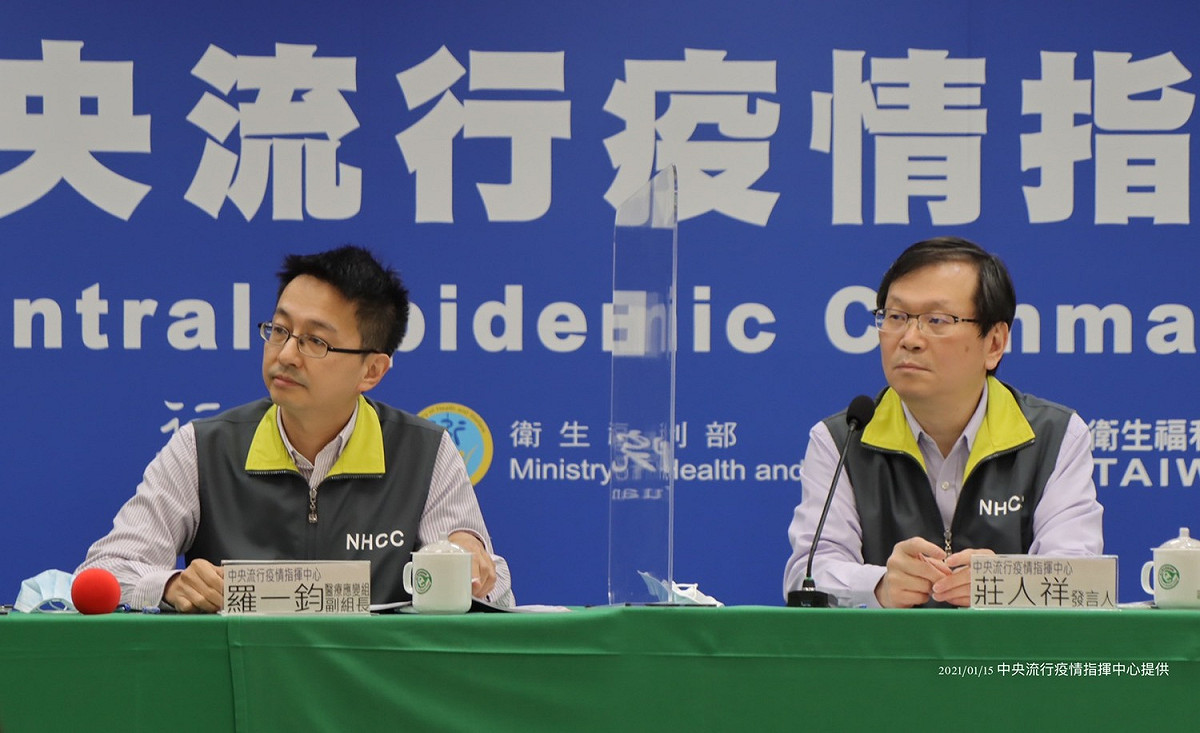 中央流行疫情指揮中心應變組副組長羅一鈞（左）澄清，防護裝備穿脫不正確並不是確診醫師染疫原因。 圖：中央流行疫情指揮中心/提供