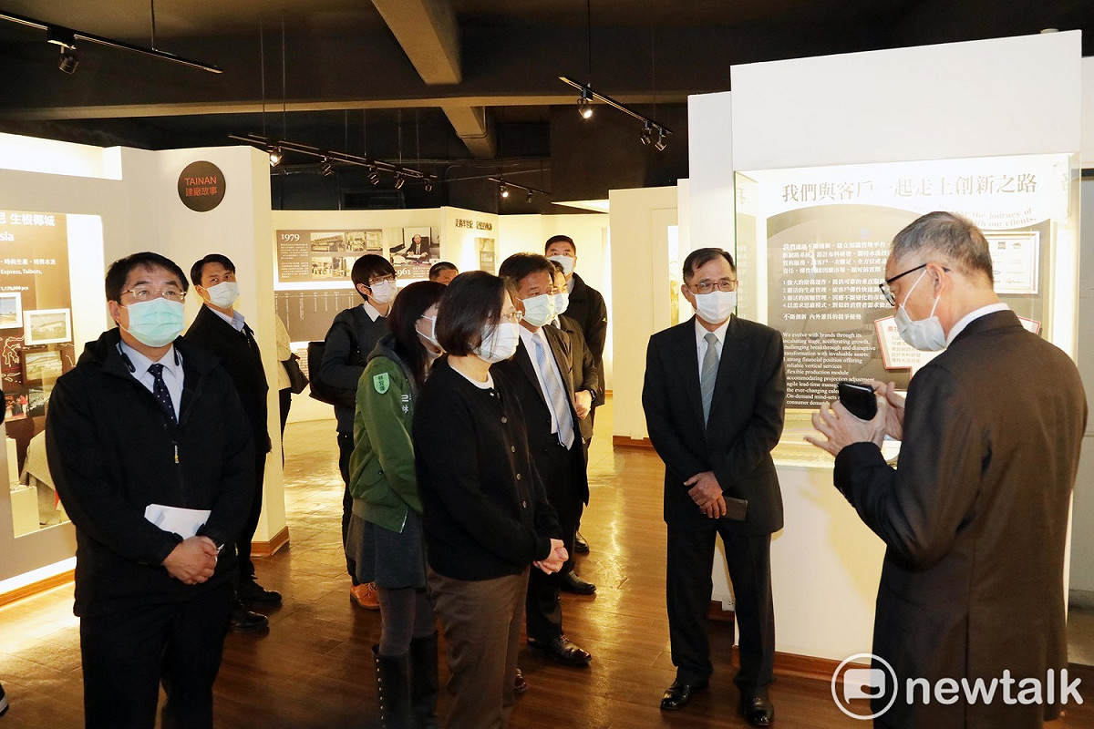 蔡總統由台南企業董事長楊青峯、台南市長黃偉哲、議長郭信良、立委王定宇及林宜瑾等人陪同，參觀台南企業的史料館。 圖：台南市政府提供