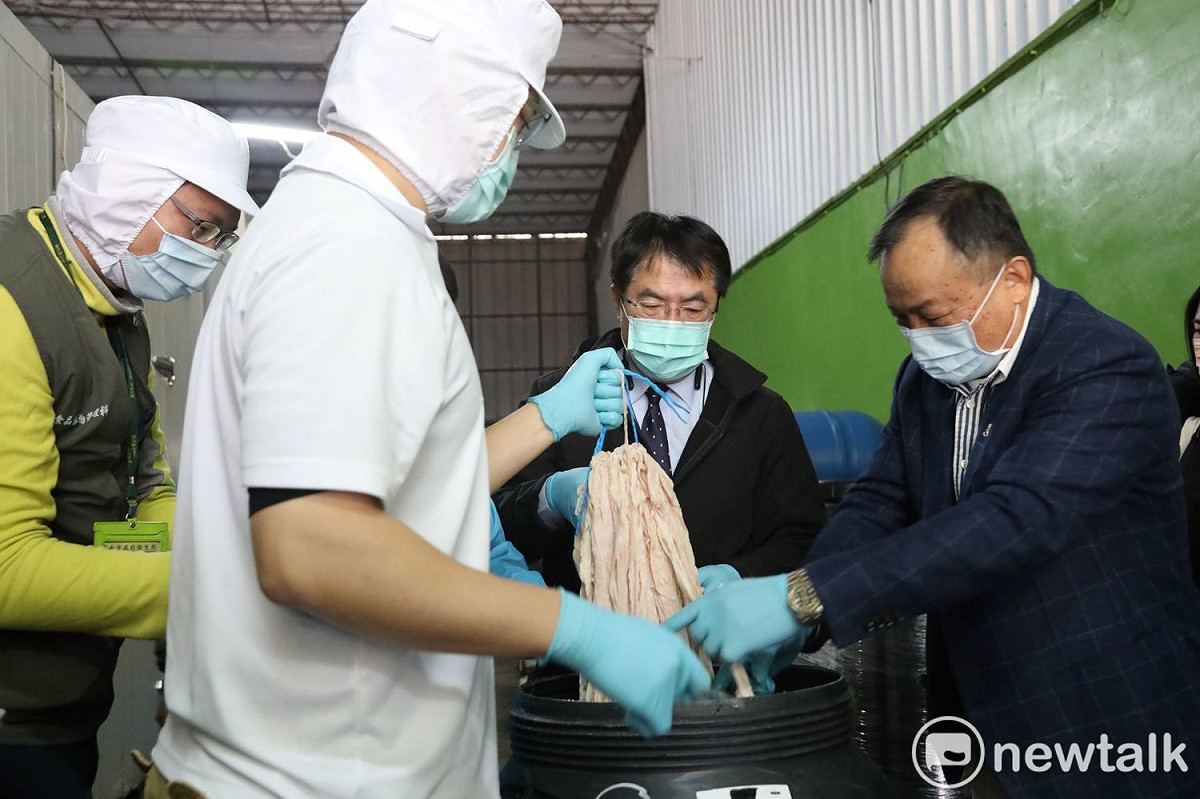 台南市長黃偉哲今日前往台南市肉品輸入業者永一腸衣有限公司視察，確認肉品輸入業者的肉品進口流程及原產地資料是否都清楚標示。 圖：黃博郎／攝
