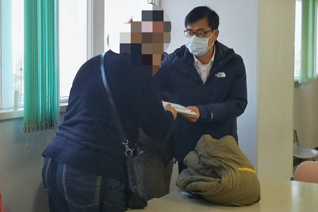 陳其邁(右)致贈家屬慰問金。 圖：高雄市政府/提供