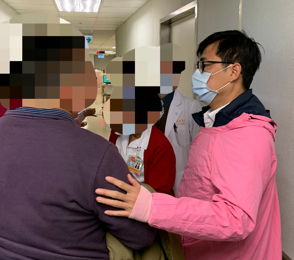 陳其邁(右)趕往醫院慰問家屬。 圖：高雄市政府/提供