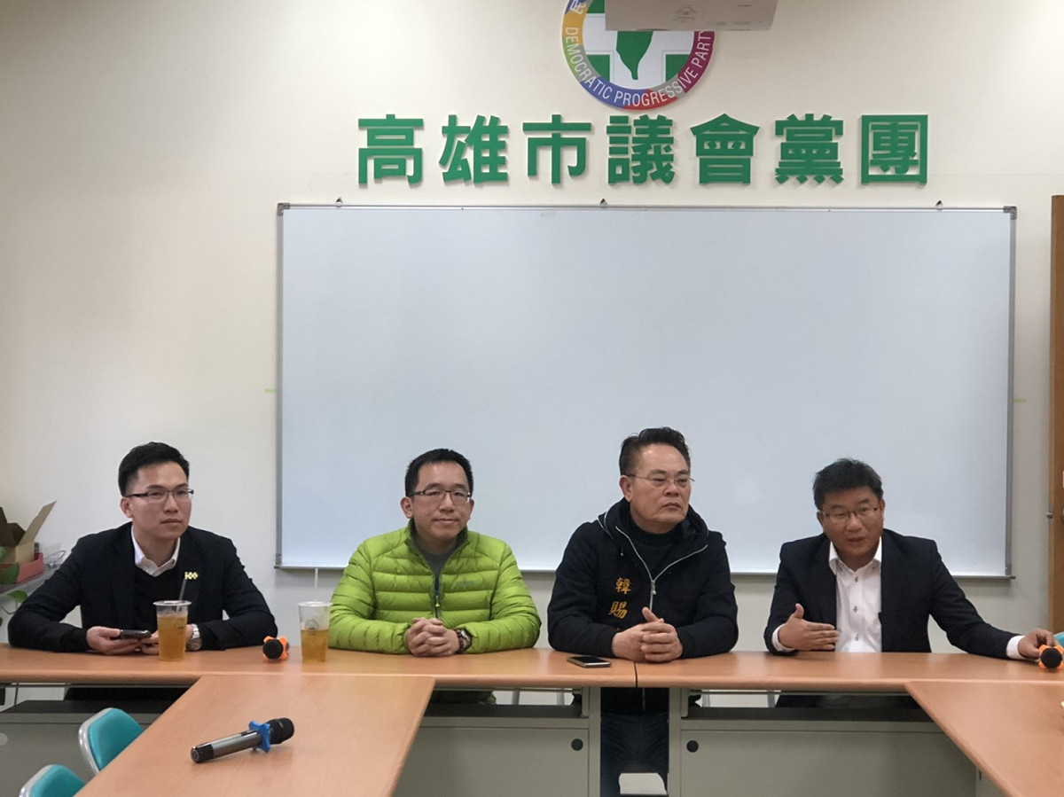 鄭光峰(右一)自韓賜村(右二)手中接下黨團總召的職務。 圖：高市議會民進黨團/提供