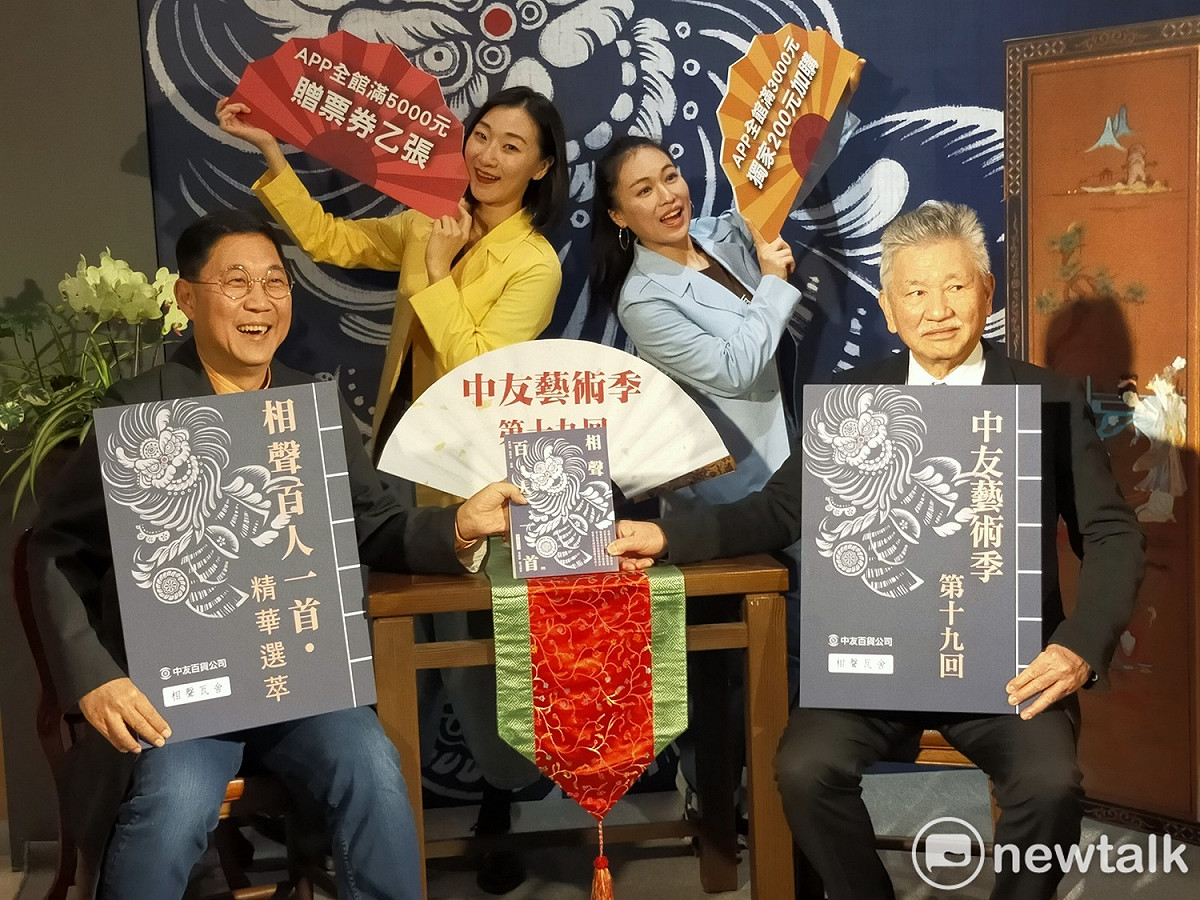 馮翊綱率弟子們今年春節第19回來到台中中友百貨說相聲。 唐復年/攝