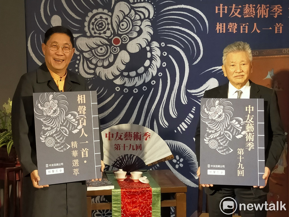 馮翊綱與中友百貨顧問張光貝向大家說明今年演出的戲碼。 唐復年/攝
