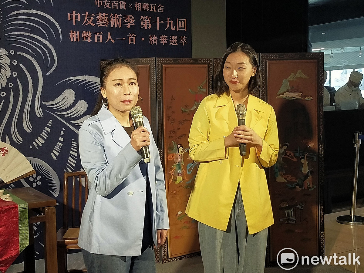 馮翊綱的弟子巫明如（左）與梁皓嵐（右）秀出一段清末在台北永樂座上演的故事。 唐復年/攝