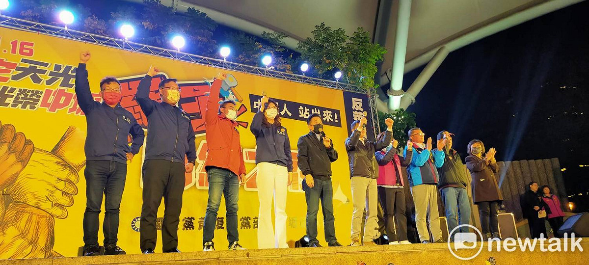 國民黨晚間在中壢中正公園主辦「罷王團結之夜」為明天的罷王投票做最後催票。 圖:林昀真/攝