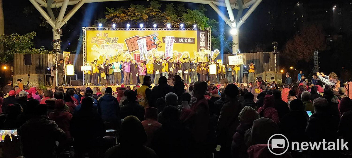 國民黨晚間在中壢中正公園主辦「罷王團結之夜」為明天的罷王投票做最後催票。 圖：林昀真/攝
