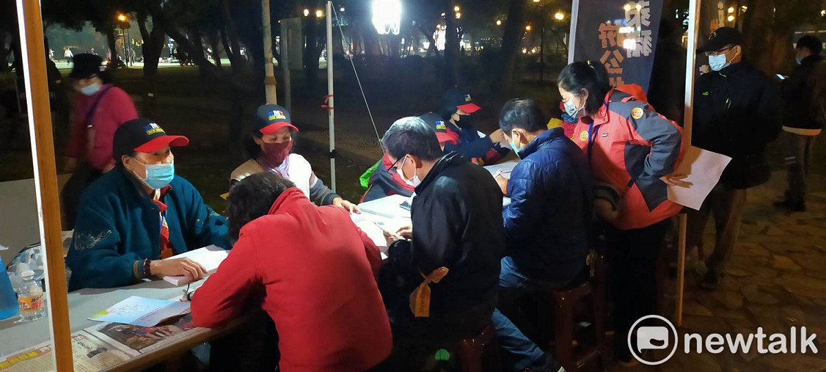 現場提供民眾參加反萊豬公投連署。 圖：林昀真/攝