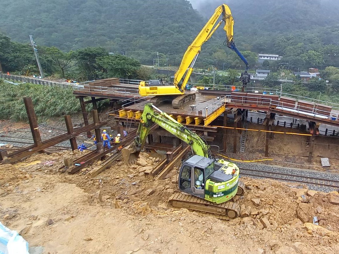 台鐵表示，瑞芳-猴硐邊坡西正線搶修作業持續進行。 圖：台鐵／提供