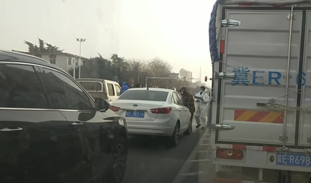 進入河北後每個出入口都必須出示通行證。 圖：翻攝自無修飾的中國Youtube