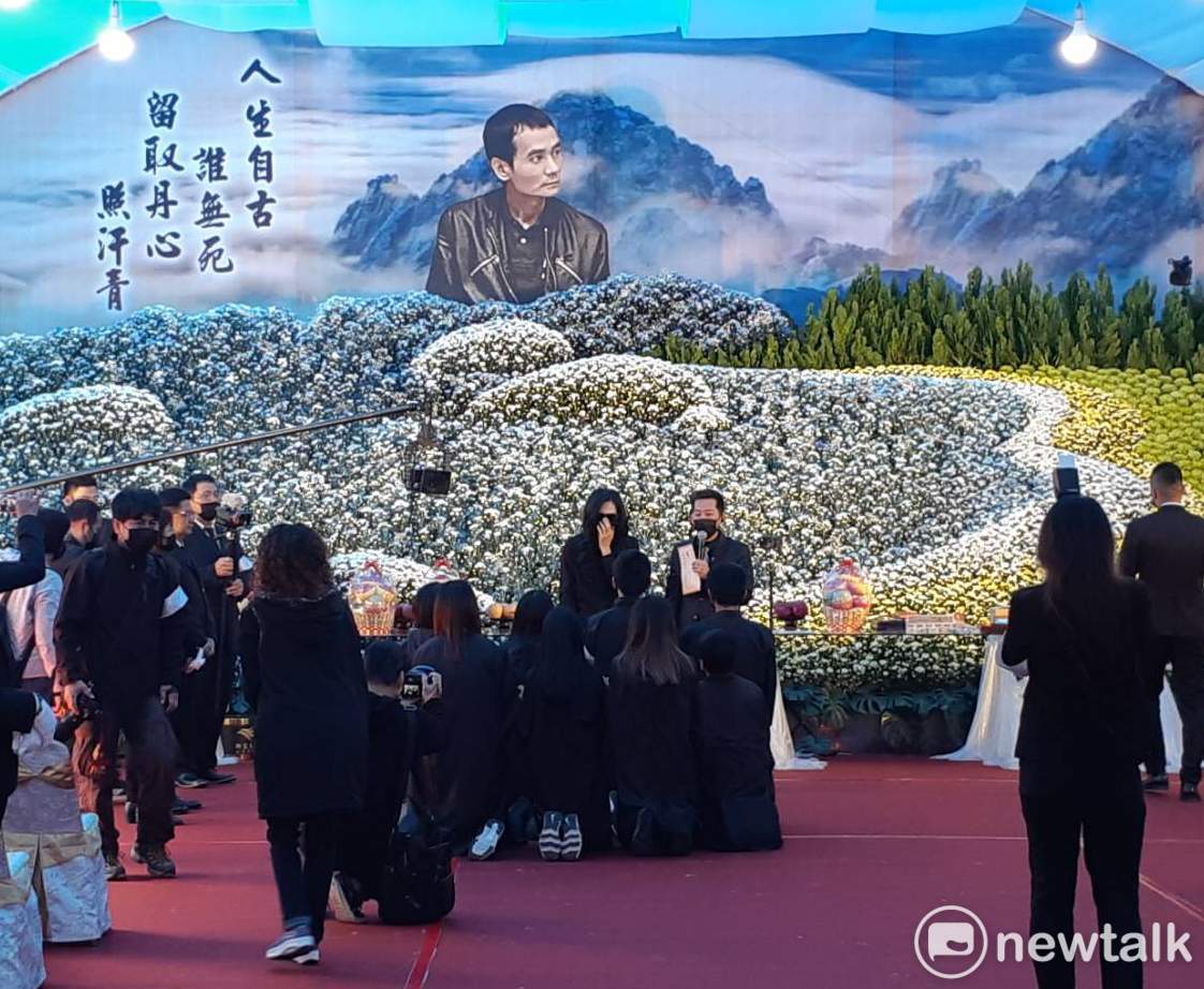 嘉義地方聞人洪鴻彬今（16）日出殯，舉行家祭之後開放各界捻香致祭。 圖：蔡坤龍/攝