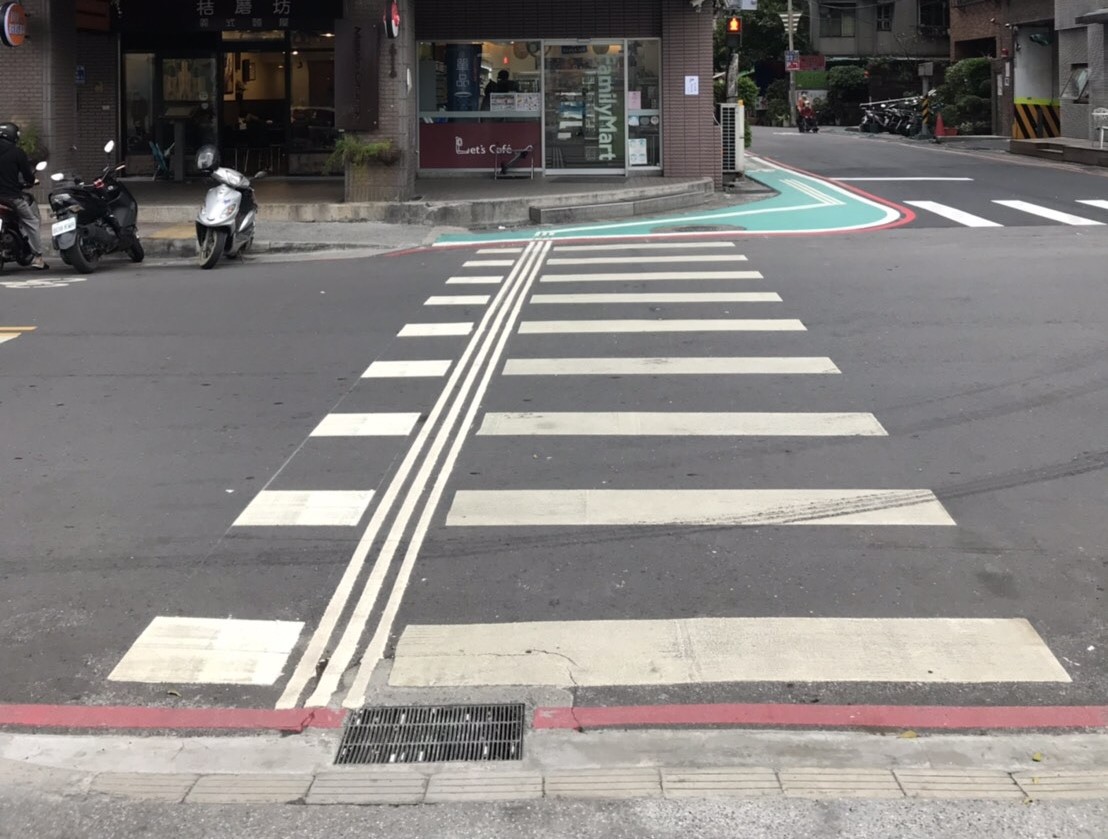 新北市交通局在行人穿越道，貼心設計「導盲行穿線」。  圖：新北市交通局提供