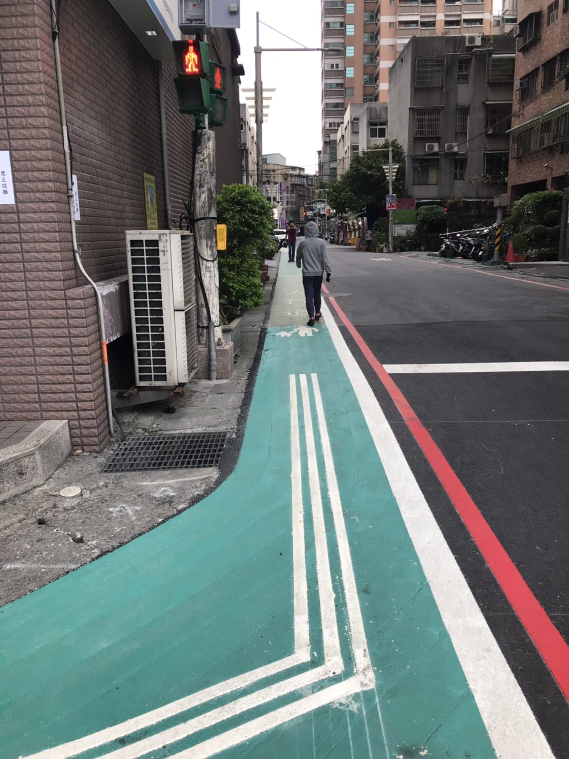新北市交通局在標線型人行道，貼心設計「導盲行穿線」。 圖：新北市交通局提供