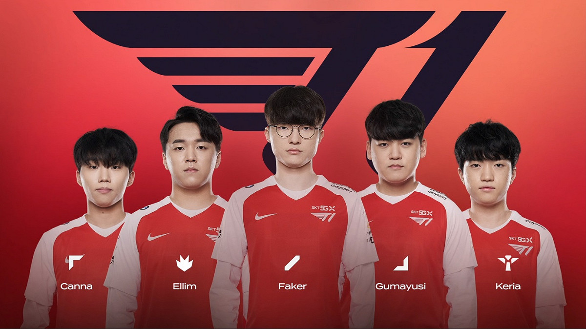 T1明星中路選手Faker（中）回歸先發、加上新科世界冠軍DK新賽季首度出戰引爆人氣，吸引超過80萬名觀眾收看比賽。 圖：翻攝自Twitch