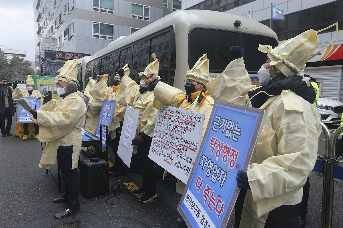 南韓民眾14日上街抗議，要求政府應當允許其營業重新開放。更以「政府保障生存權」作為標語。 圖：達志影像/美聯社