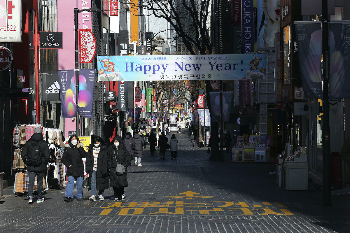 韓國為遏制第3波疫情，防疫部門決定延長現行防疫措施至2月14日。 圖：達志影像/美聯社（資料照）