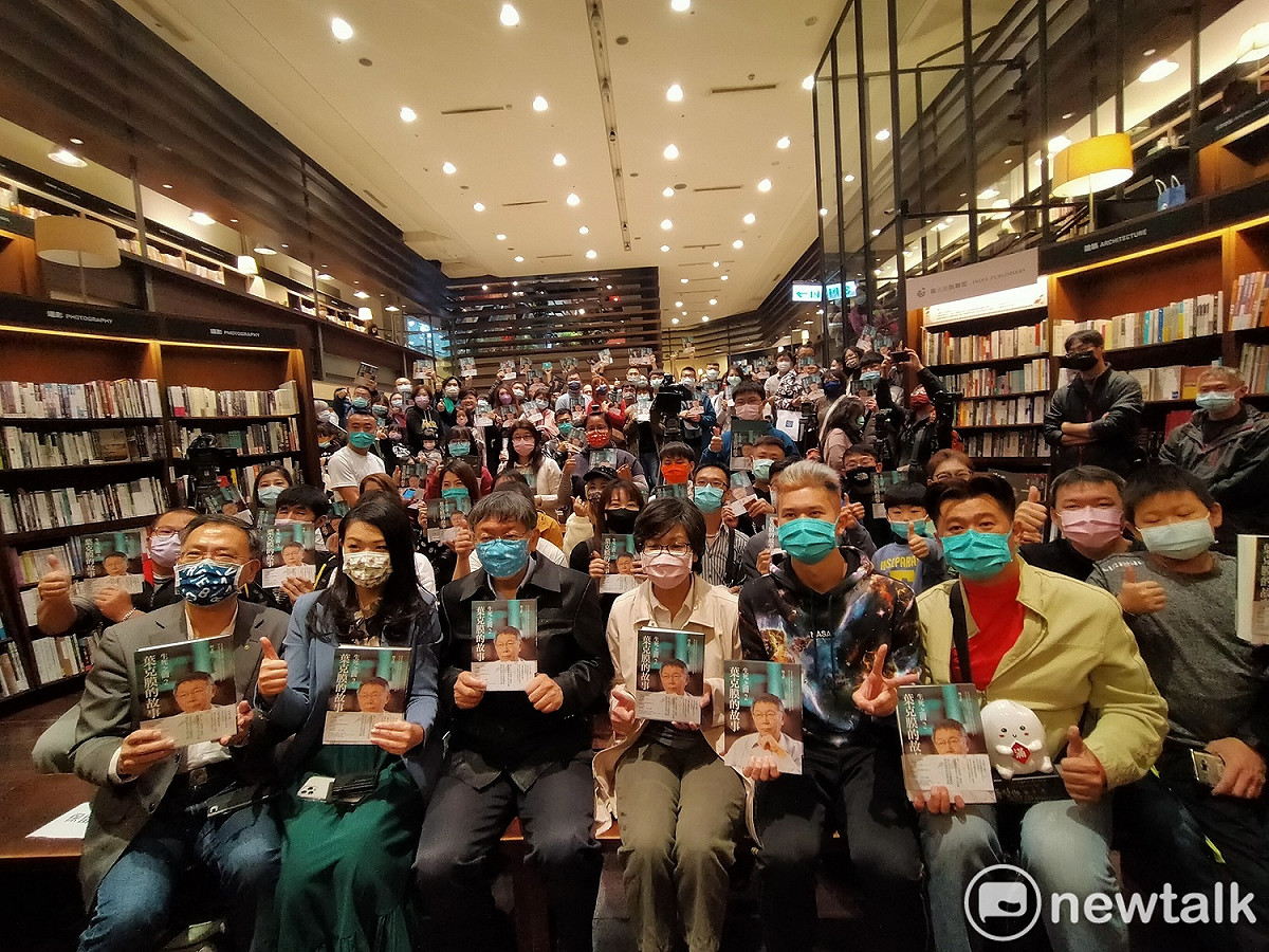 柯文哲在中友誠品舉行簽書會。 唐復年/攝