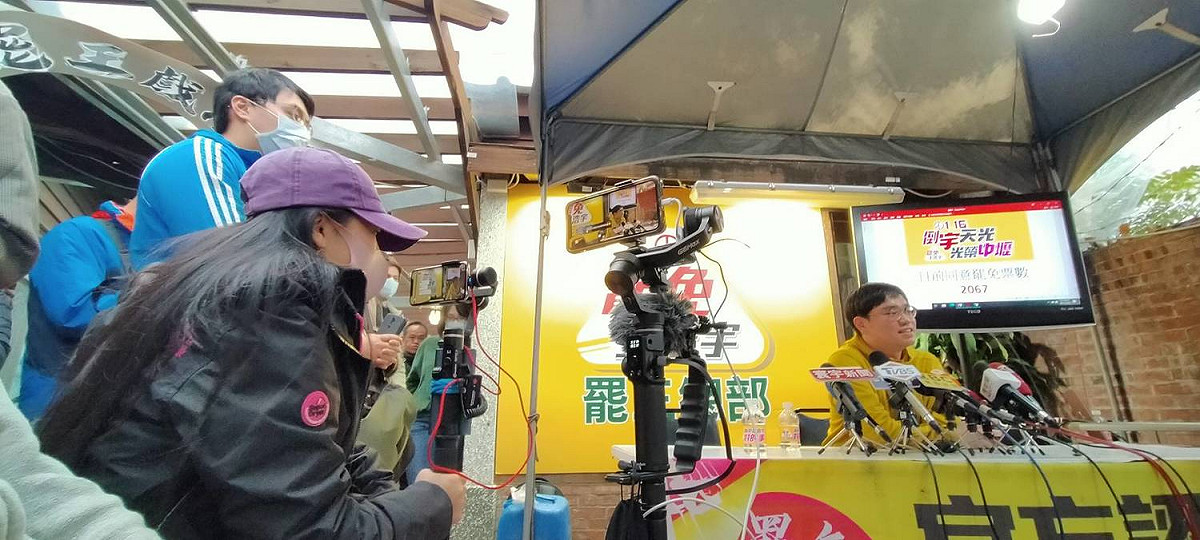 直播主湧入罷王總部直播 圖:林昀真攝