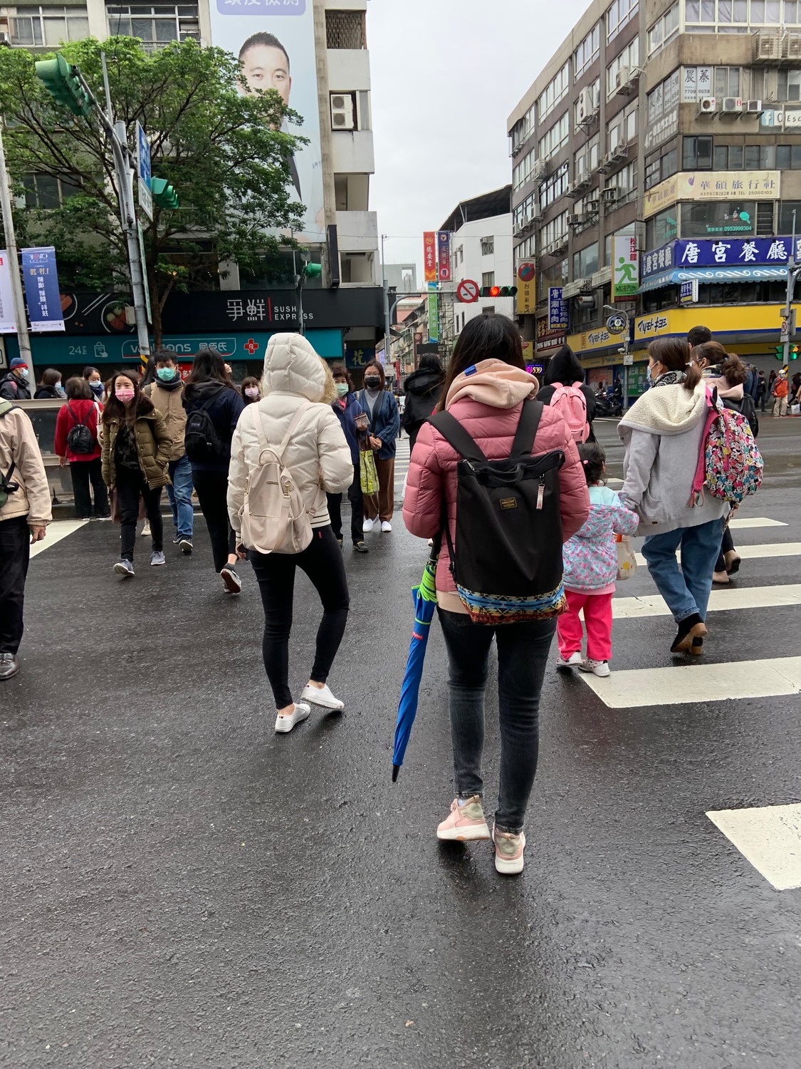 氣象局表示，受到強烈冷氣團影響，北台灣將越晚越濕冷。 圖：張家寧／攝