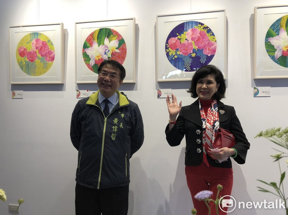 安平靈糧堂落成啓用，由「最美麗的主持人」白嘉莉公益畫展暨簽書會揭開序幕。當白嘉莉透露返台定居的訊息時，出席畫展的台南市長黃偉哲趁機邀請白嘉莉來台南定居，並到台南美術館舉辦個展。 圖：黃博郎／攝