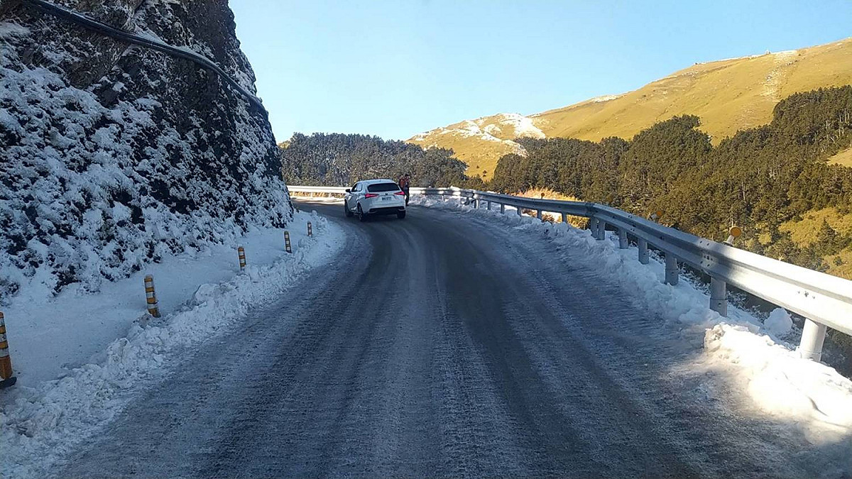 交路總局表示，合歡山台14甲線翠峰至大禹嶺(18k-41.5k)路段今日路面仍有結冰，晚間7點將預警性封閉。 圖：交通部公路總局／提供