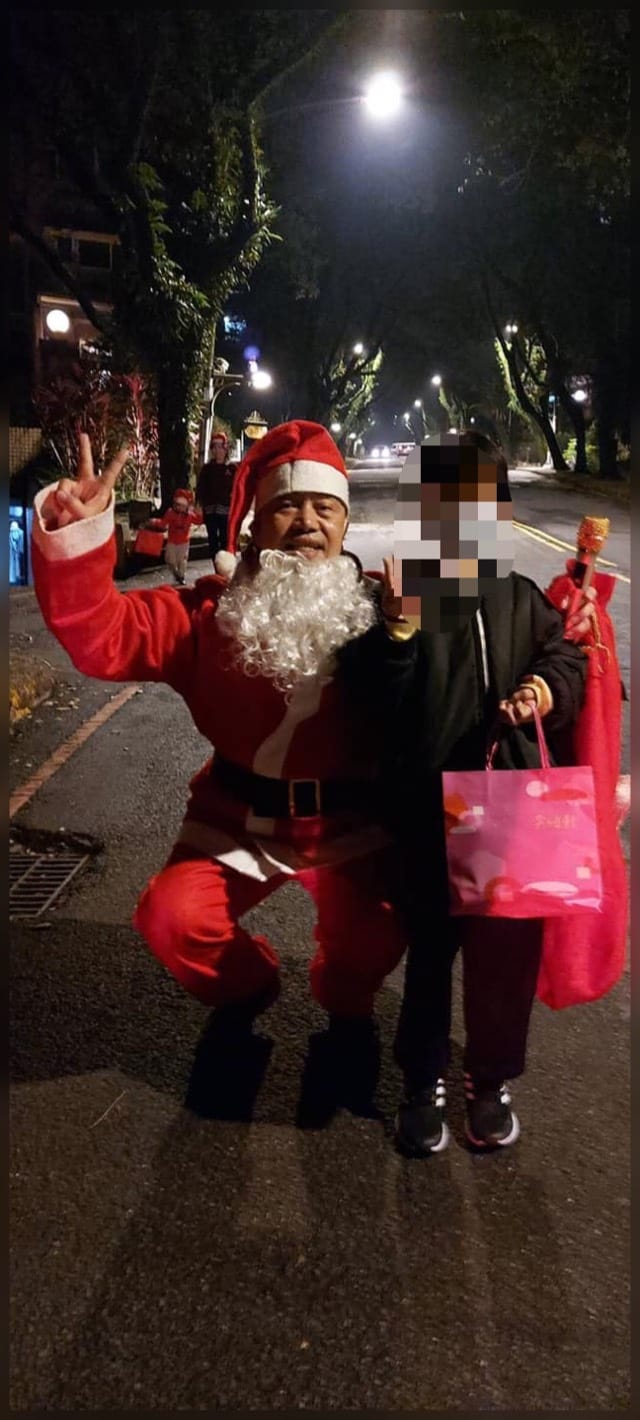 新店區明城里里長楊基生日前開心舉辦聖誕活動與民眾合影。 圖：翻攝自新店區明城里里長楊基生臉書