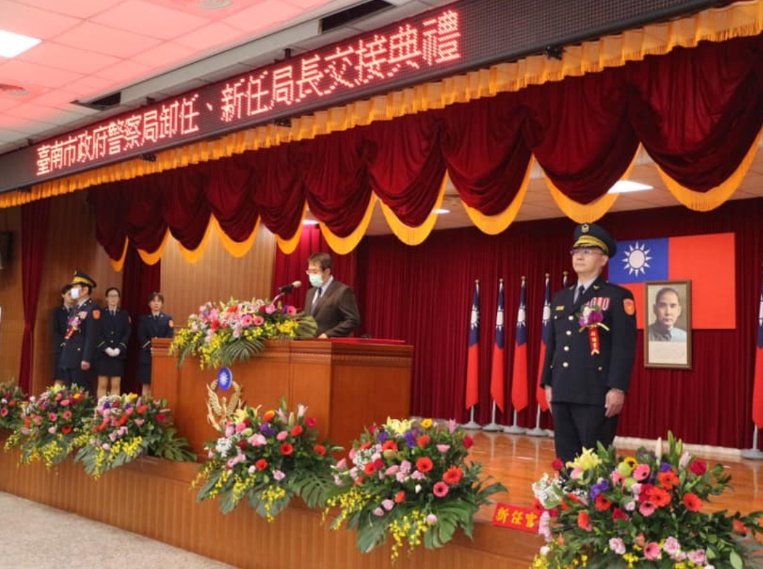 今（16日）舉行台南市警察局局長交接典禮，方仰寧將接任下一屆台南市警察局局長。 圖：翻攝自黃偉哲臉書