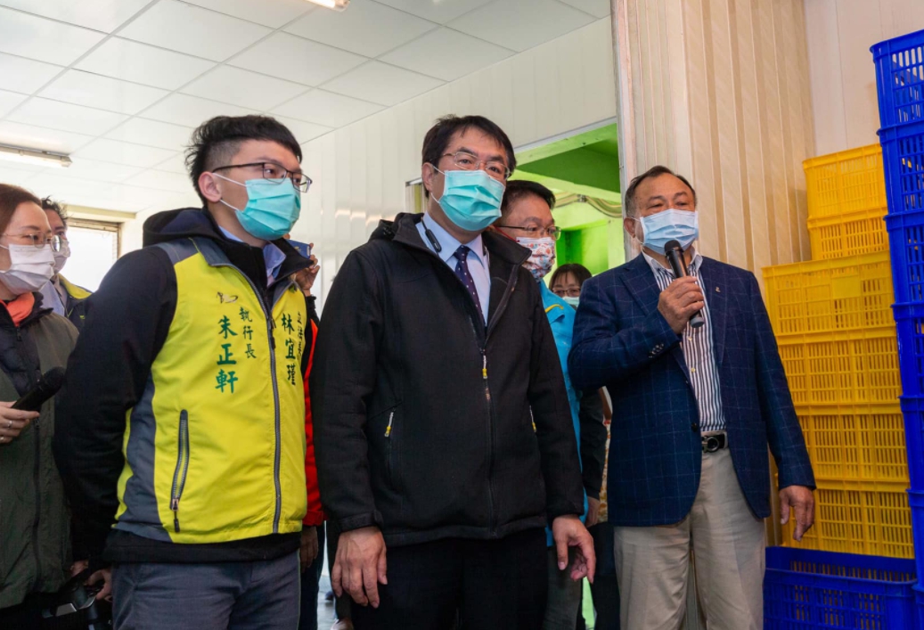 台南市長黃偉哲（中）親自主持台南市新營區舉行新任、卸任警察局局長交接典禮。 圖：翻攝自黃偉哲臉書