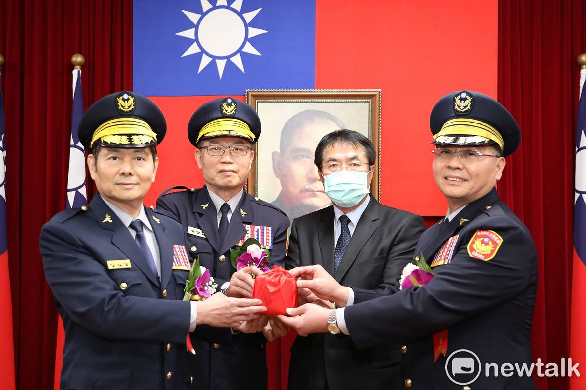 台南市政府警察局今日舉行卸任、新任局長交接典禮，新任局長為方仰寧，典禮由台南市長黃偉哲主持。 圖：黃博郎／攝