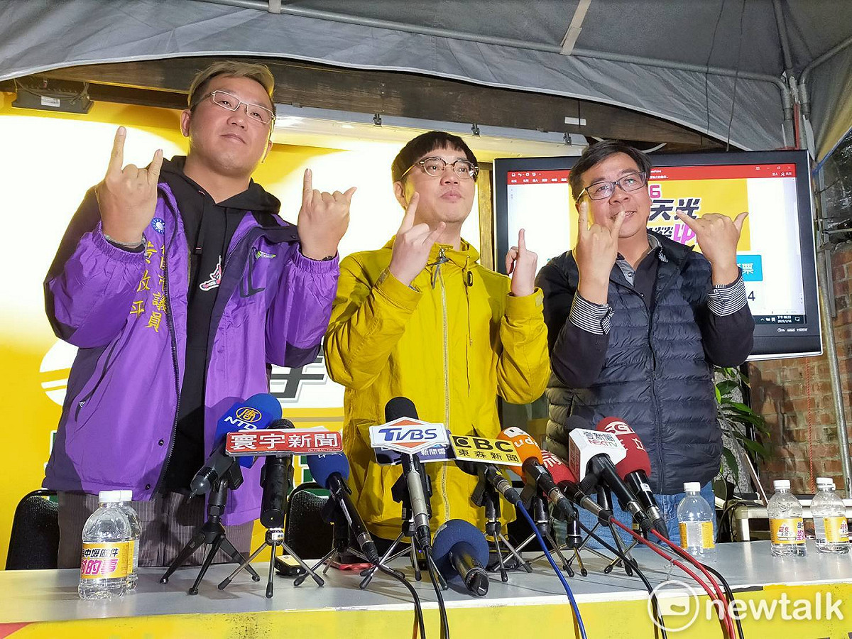罷王活動大功臣邱仁德(右起)、活動發起人唐平榮與桃園市議員黃敬平在罷王總部興奮地擺出16的手勢紀念今天這個重要的日子。 圖：林昀真/攝