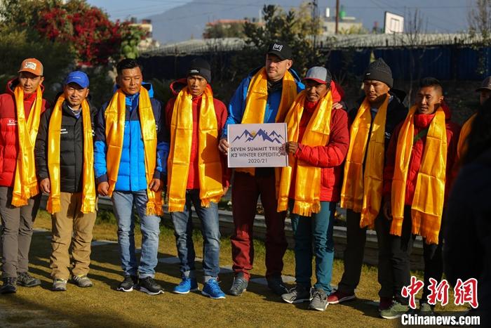 尼泊爾10名登山者在巴基斯坦當地時間16日，成功在寒冷冬天登上世界第二高峰喬戈里峰(K2峰)。 圖：翻攝自中新網