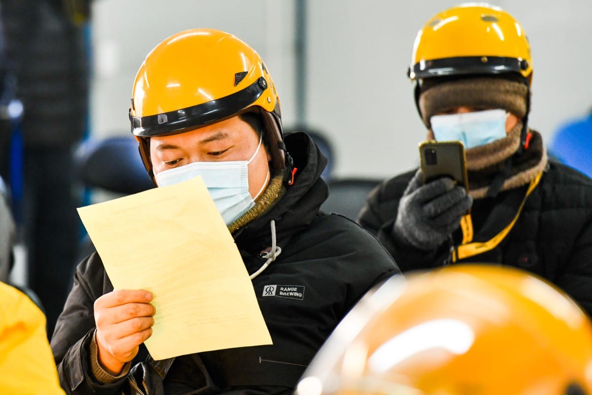 快遞和外賣人員等候疫苗接種。 圖：翻攝自北京日報