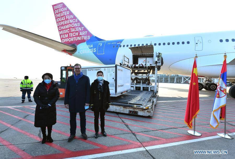 塞爾維亞總統武契奇、衛生部長隆查爾，以及中國駐塞大使陳波一同前往機場迎接100萬劑的疫苗。 圖：翻攝自人民日報Facebook