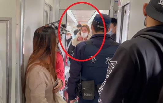 台鐵列車發生一起外國女子拒戴口罩（紅圈處），並且大鬧車廂事件，引起乘客側目，也驚動警察前往處理。 圖：翻攝自爆料公社/Rex Huang