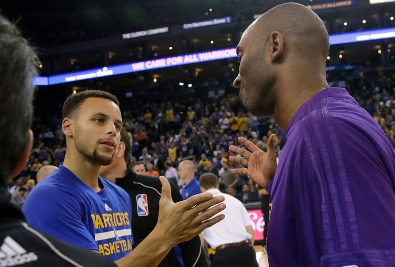 Kobe Bryant和Stephen Curry擊掌。 圖／美聯社／達志影像
