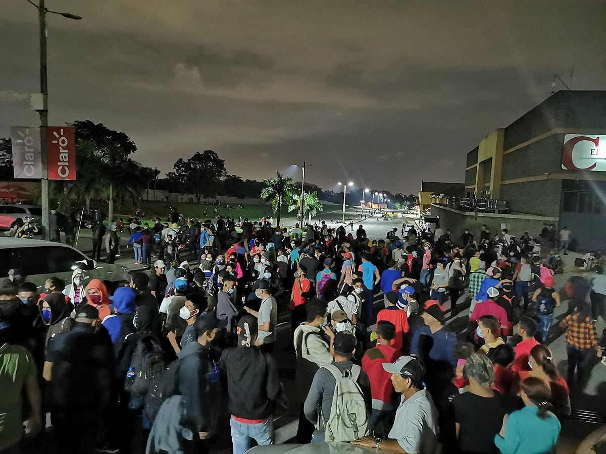 為了爭取快速成為美國公民，成千上萬宏都拉斯民眾試圖越過瓜地馬拉，往美國前進。 圖：翻攝自中美洲移民運動推特
