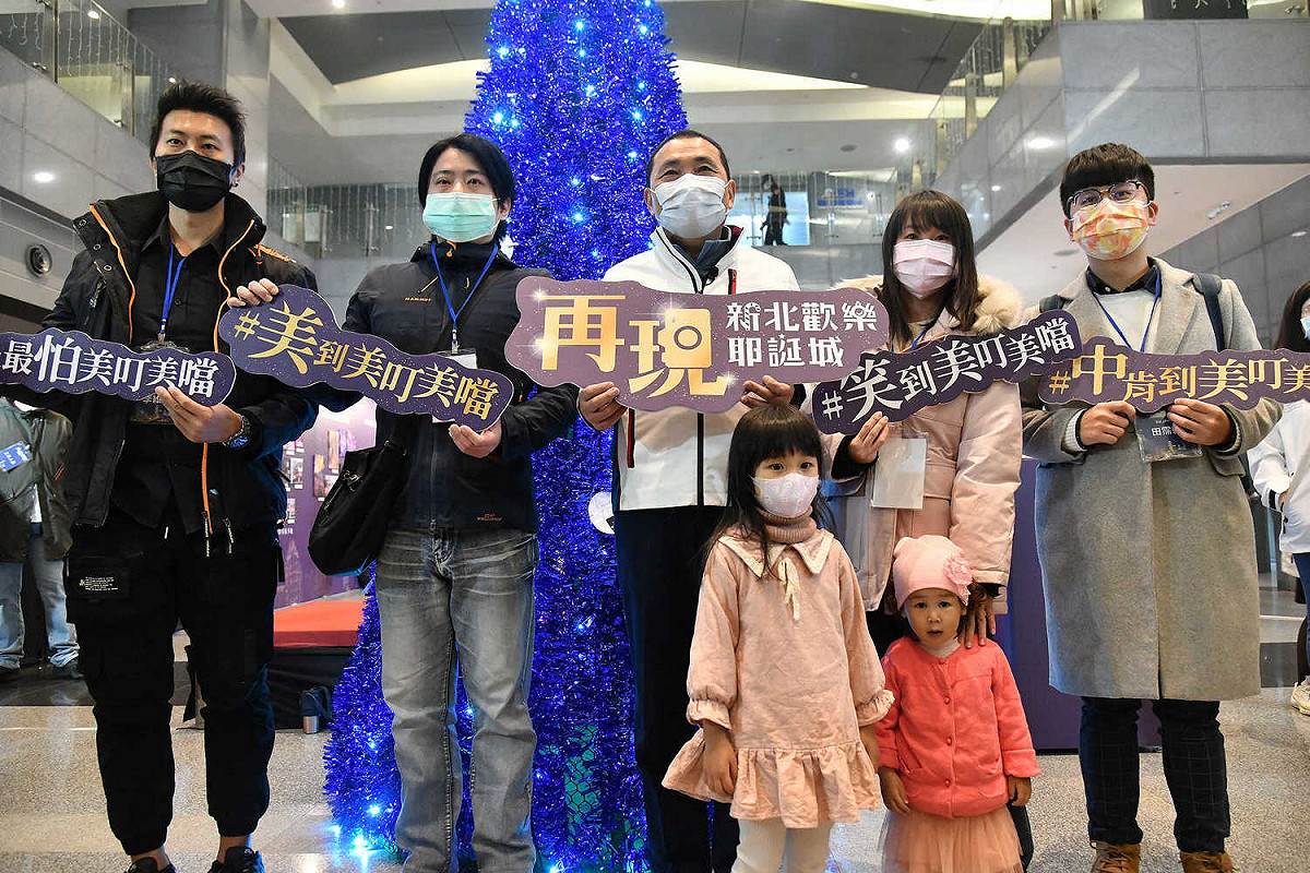 「2020新北歡樂耶誕城」吸引666萬7000多人參觀，觀旅局特地舉行耶誕攝影大賽，透過影像作品保留耶誕城這段期間帶給大小朋友的美好回憶。 圖：新北市新聞局提供