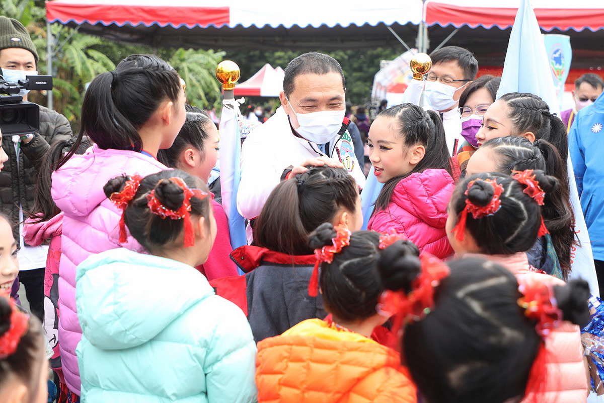 侯友宜市長出席主持新北市昌平國小「昌平城堡多功能樂活館」興建工程動土奠基典禮，受到學生熱情歡迎。  圖：新北市新聞局提供