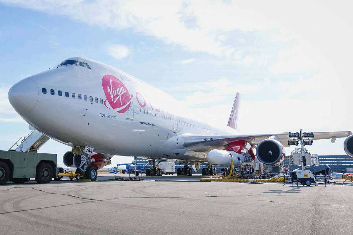 維珍軌道公司利用波音747改造飛機Cosmic Girl來載運火箭。 圖：取自官方臉書