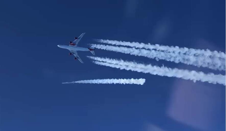 波音747載著LauncherOne火箭抵達指定高度後，火箭發動機隨即啟動，載著10枚NASA衛星進入太空中。 圖：取自官網影片截圖