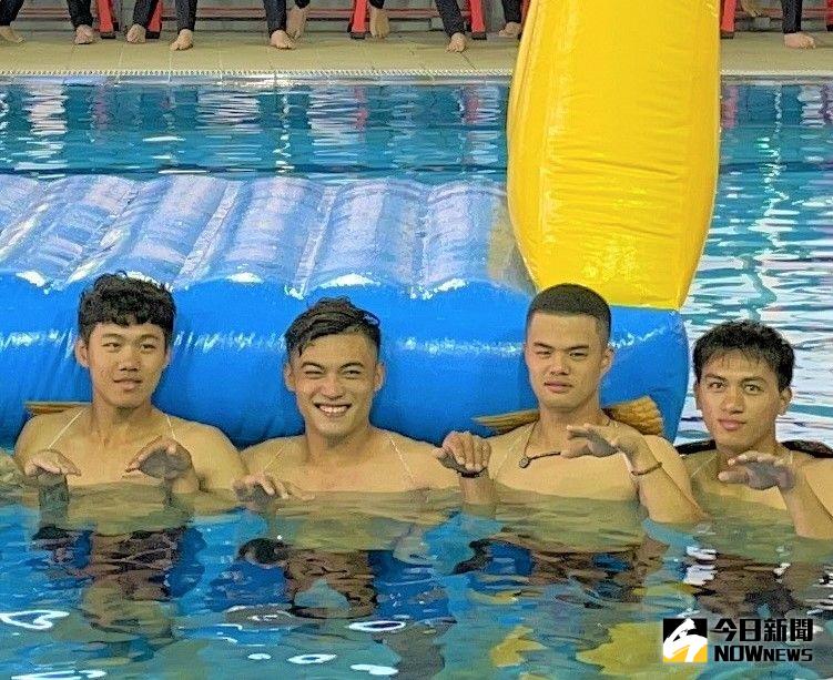 統一獅春訓傳統新人跳水秀，林子豪(左起)、李慶隆、何恆佑、劉予辰。 圖：鍾東穎／攝