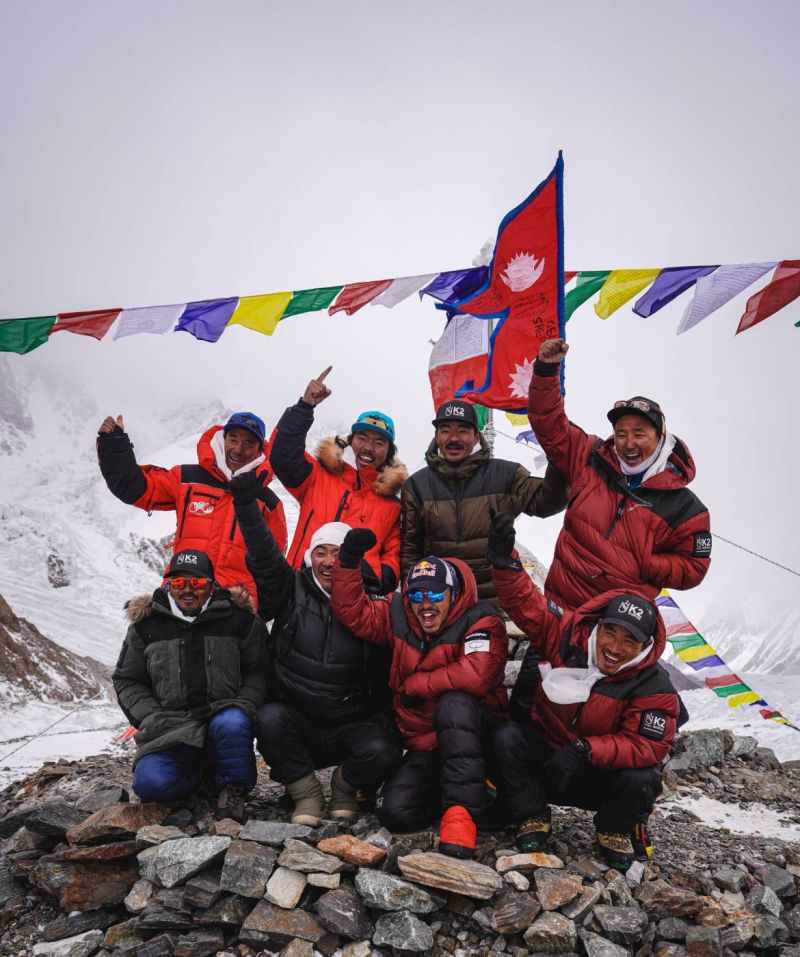 Red Bull極限登山家Nimsdai Purja MBE，身為前廓爾喀隊員，以及英國皇家海軍SBS特種部隊（精銳士兵所組成的特種小艇部隊）的士兵與尼泊爾登山團隊，以及聯合Mingma G和來自SST團隊的一名登山者，成為第一批在冬天攻頂K2的登山隊。 圖／RedBull提供