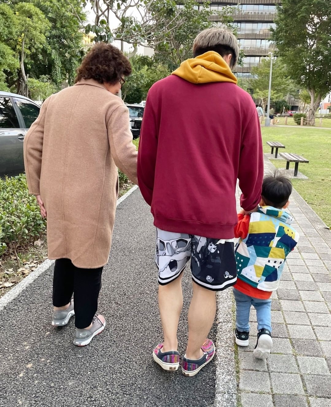蔡阿嘎(中)與蔡桃貴(右)、嘎嬤(左)。 圖：翻攝IG/蔡阿嘎