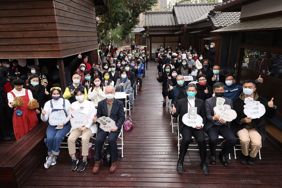 台灣文學基地（台文基）今（18）日開幕。（前排右起北市文化局長蔡宗雄、台灣文學館長蘇碩斌、文化部長李永得、作家吳晟、作家楊双子、立委賴品妤） 圖：／文化部提供