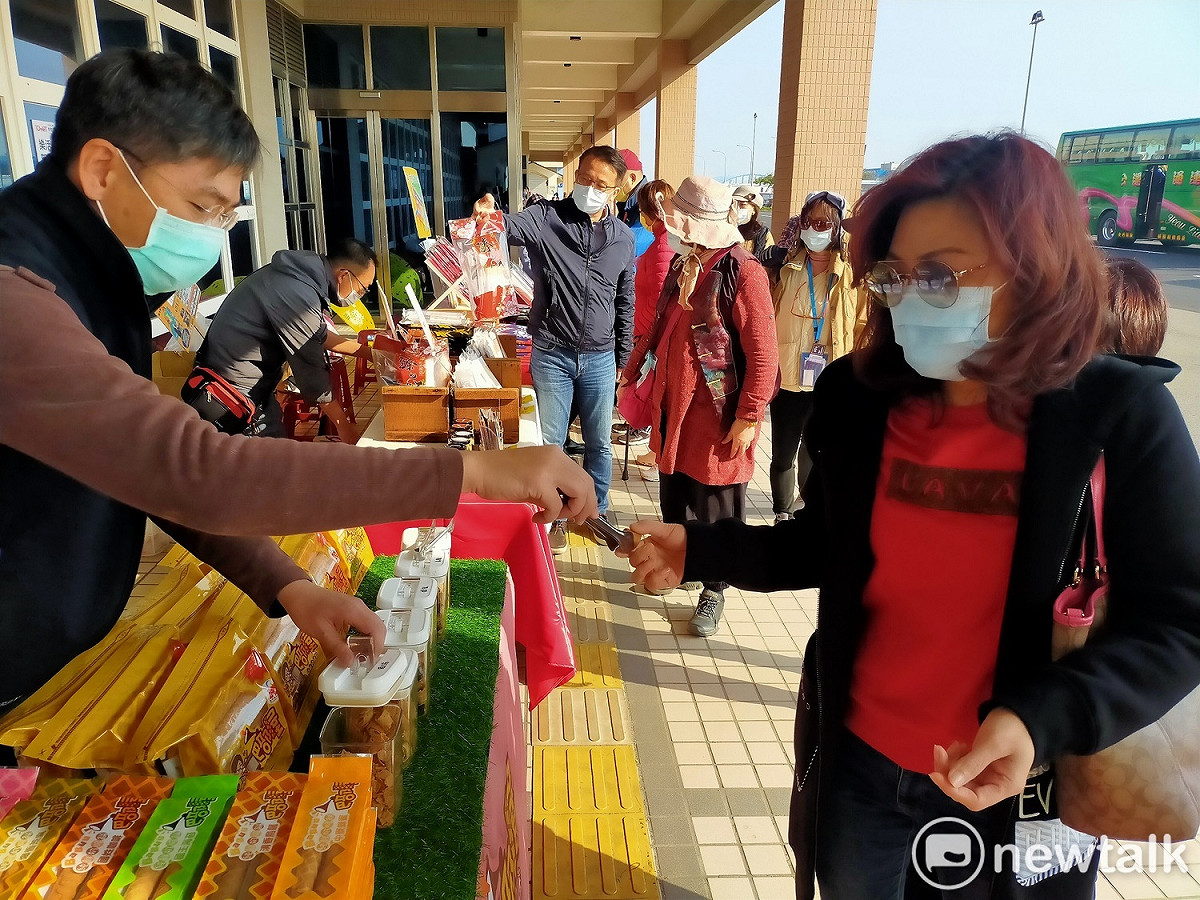 遊客在遊客中心前逛市集。 唐復年/攝
