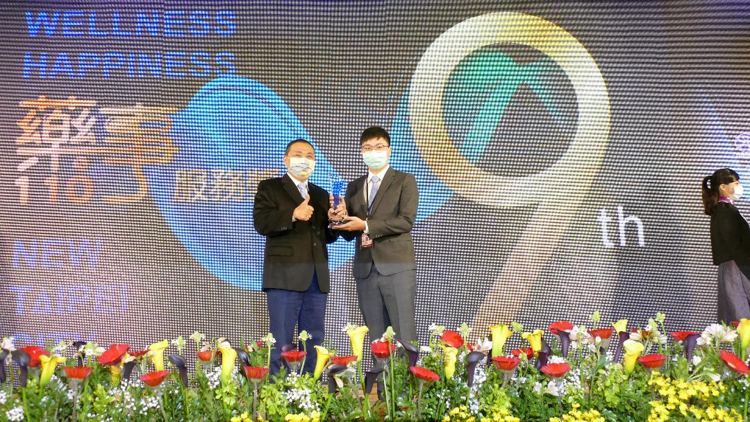 侯友宜頒發臨床服務傑出獎得獎人王建贏藥師。  圖：新北市衛生局提供