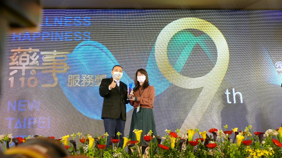 侯友宜頒發特殊貢獻獎(個人獎)得獎人許嘉芬藥師。  圖：新北市衛生局提供