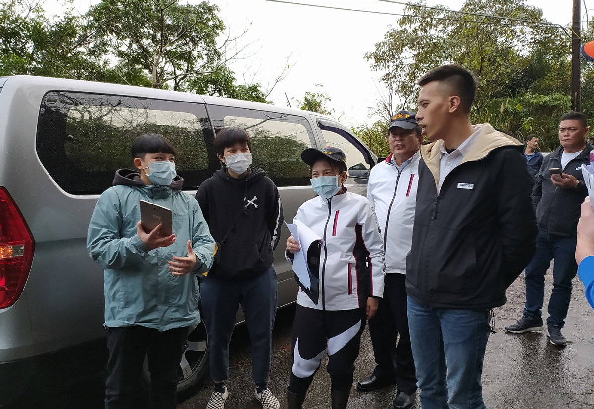 新北市議員馬見Lahuy.Ipin(前右起)、烏來區長周守信、新北市原民局長羅美菁及檢測員共同至林地現場勘查檢測。  圖：新北市原民局提供