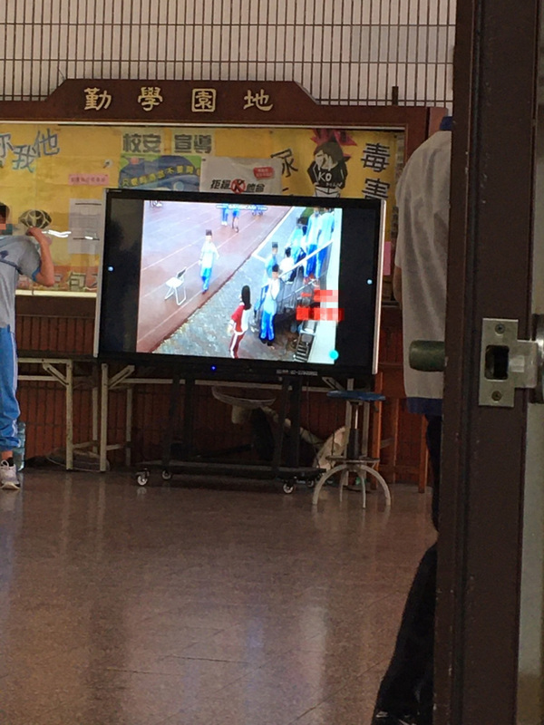 人本基金會18日發布新聞稿揭露，高雄市一所國中處分任意丟垃圾的學生罰站，並剪輯學生丟垃圾的監視器畫面，標註班級姓名、搭配「哈哈歌」做成影片，在穿堂大螢幕循環播放，質疑學校「羞辱」學生，訴求教育局公開道歉，調查事件及懲處失職人員。 圖：人本教育基金會提供